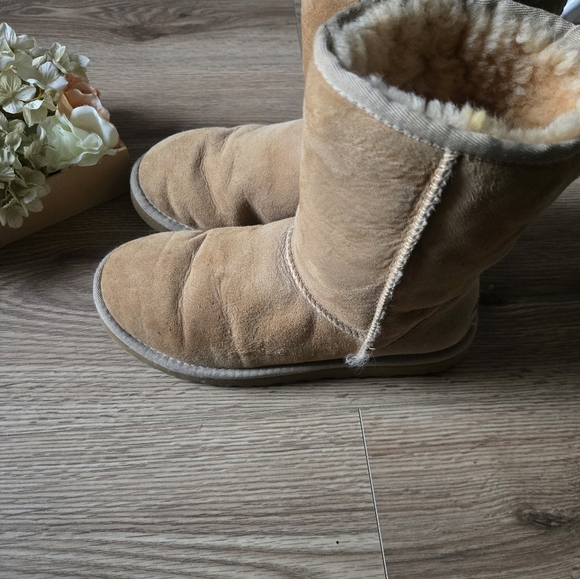 Uggs Tan Shearling Boots - Picture 5 of 8